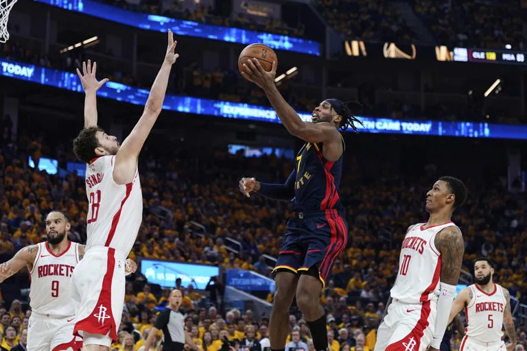 Butler regresa y guía a los Warriors a una victoria de 109-106 sobre los Rockets, tomando una ventaja de 3-1 en la serie