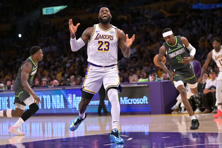 Los Lakers lamentan su derrota frente a unos Timberwolves que los superaron de manera contundente, estableciendo un nuevo récord.