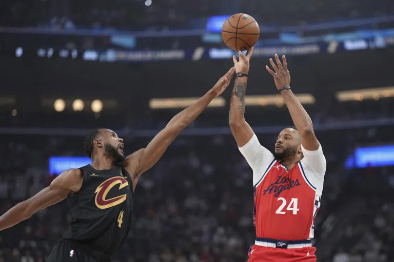 Evan Mobley, jugador de los Cavaliers de Cleveland, ha sido galardonado con el premio al Jugador Defensivo del Año en la NBA.
