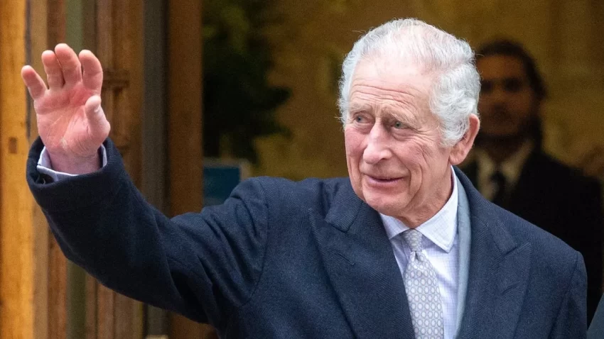 La prensa británica, alarmada, lanza un llamado a Carlos III tras retomar su agenda oficial en medio de su recuperación.