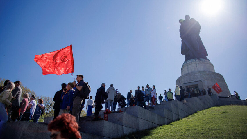 Berlín prohibirá el uso de banderas rusas y soviéticas durante las celebraciones del Día de la Victoria.