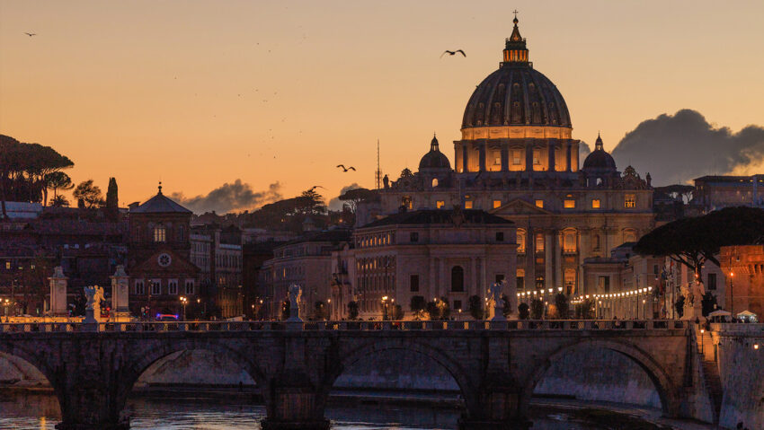 ¿Cómo será la ceremonia de traslado del féretro del papa Francisco?