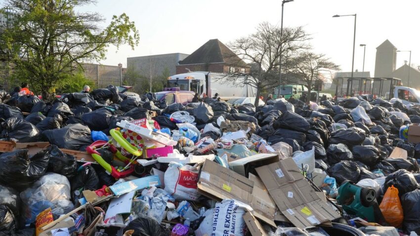 Diecisiete mil toneladas de basura inundan las calles de una ciudad británica.