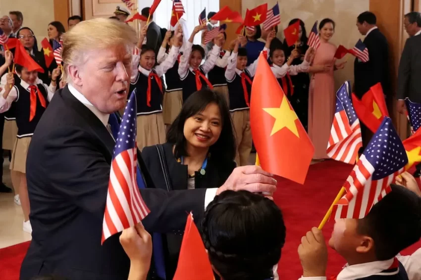 Vietnam reafirmó su alianza estratégica con Estados Unidos en el contexto de la guerra comercial. El primer ministro vietnamita, Pham Minh Chinh, destacó este viernes la importancia de su relación con Estados Unidos durante las negociaciones para evitar la imposición de tarifas del 46% por parte de la administración Trump. En esta ocasión, el primer ministro recibió a una delegación de altos ejecutivos estadounidenses, entre ellos el CEO de Warburg Pincus, Jeffrey Perlman. Durante la visita, Pham Minh Chinh manifestó su deseo de fortalecer la cooperación con inversores estadounidenses. “Vietnam es un ejemplo de cómo transformar a los adversarios en aliados, dejar atrás el pasado, superar las diferencias, fomentar las similitudes y contemplar el futuro”, subrayó su oficina en un comunicado, en el que también expresó la esperanza de continuar recibiendo “apoyo y cooperación” de Washington. Sus comentarios llegan después de que el presidente chino, Xi Jinping, firmara hasta 45 acuerdos en diferentes áreas durante su reciente gira por la región, que incluyó visitas a Malasia y Camboya. El presidente de Vietnam, Luong Cuong, junto con Xi Jinping, se reunió en el Palacio Presidencial en Hanoi, el 15 de abril de 2025. Vietnam fue uno de los primeros países que mostró voluntad de negociar con el presidente de Estados Unidos, Donald Trump, en relación a la potencial imposición de un 46% de aranceles. El secretario general del Partido Comunista de Vietnam, To Lam, estableció comunicación con el magnate republicano para alcanzar un acuerdo. La confirmación de Trump sobre la “muy productiva” conversación que se mantuvo el pasado 4 de abril impulsó las acciones de los fabricantes de ropa y calzado deportivo, que han sufrido considerablemente debido a su dependencia de las cadenas de suministro globales. El gobierno vietnamita declaró este viernes que está “listo para negociar” con Estados Unidos en el marco de la guerra comercial. “Vietnam ha tratado las preocupaciones de Estados Unidos (. . . ) y está dispuesto a intercambiar y negociar sobre la base del beneficio mutuo para lograr un equilibrio comercial sostenible”, señala el comunicado emitido por el Ejecutivo vietnamita tras el encuentro entre el primer ministro Pham Minh Chinh y el presidente del Consejo Empresarial EEUU-ASEAN, Jeffrey Perlman. En la reunión, Pham expresó su agradecimiento a Washington por haber suspendido temporalmente los aranceles adicionales anunciados a las importaciones de otros países, “lo cual permite que ambas partes puedan negociar”. El documento resalta que las economías de Estados Unidos y Vietnam “no compiten directamente, sino que se complementan”. Una semana atrás, el viceprimer ministro de Vietnam, Ho Duc Phoc, sostuvo una reunión con el representante comercial de Estados Unidos, Jamieson Greer, para discutir temas económicos y comerciales entre ambas naciones. Históricamente, las relaciones entre Vietnam y Estados Unidos han presentado complicaciones, aunque los vínculos fueron normalizados en 1994, dejando atrás la guerra de Vietnam (1955-1975). Este conflicto fue entre el Gobierno comunista del Norte de Vietnam, respaldado por la Unión Soviética, y el régimen del Sur de Vietnam, apoyado por Estados Unidos. Este año se conmemora el medio siglo del final de esa guerra, que ocurrió el 30 de abril. Vietnam promueve su postura de neutralidad en sus relaciones internacionales, conocida como la “diplomacia del bambú”, la cual se caracteriza por su adaptabilidad y la decisión de no alinearse con un bloque específico. (Con información de EFE y EP)