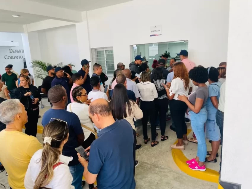 El Inacif se encarga de tomar fotografías de los cuerpos de las víctimas del colapso en Jet Set, con el fin de facilitar su identificación.