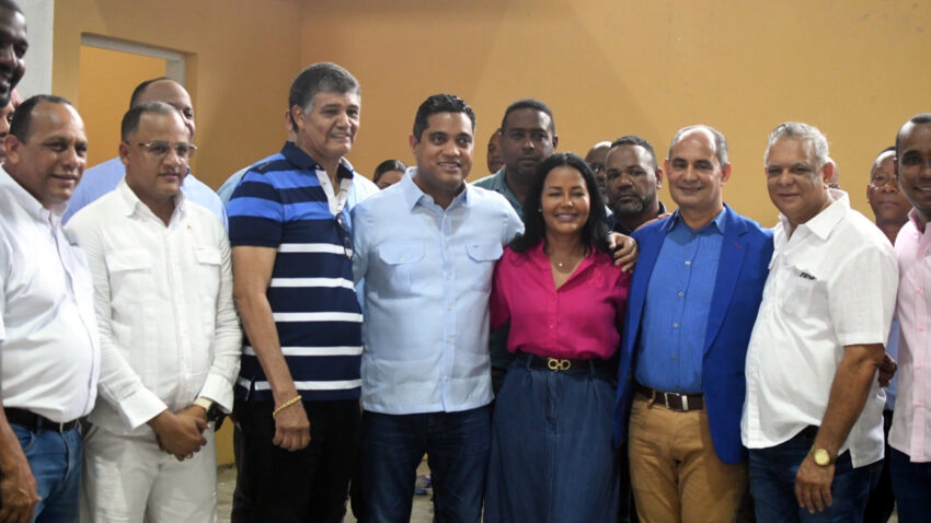 El Ministro de Deportes supervisa las obras de reconstrucción del polideportivo de Las Caobas.