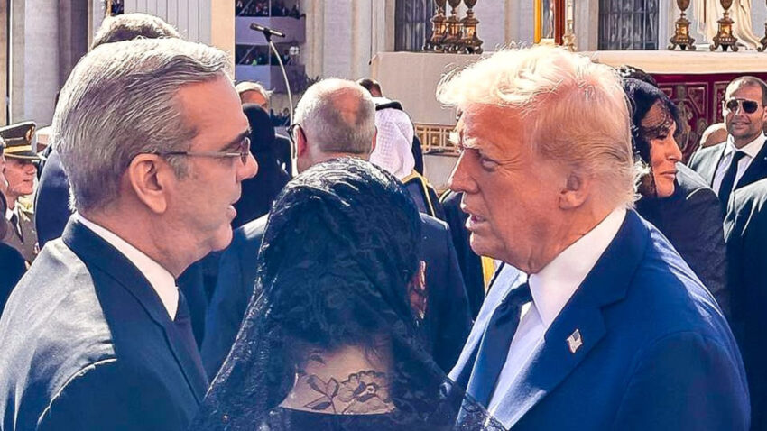 El presidente Abinader y Donald Trump mantienen una breve conversación durante el ceremonial en honor al papa Francisco.