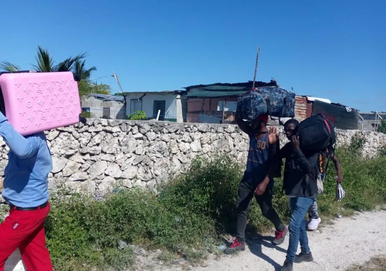 Haitianos de Friusa y Mata Mosquito comienzan a salir de la RD de manera voluntaria