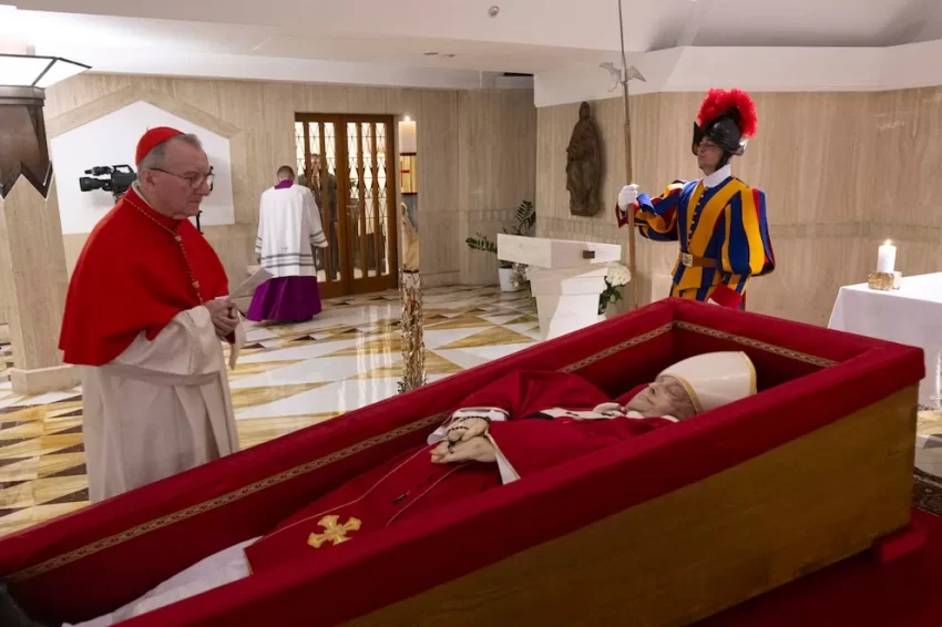 El Vaticano ha dado a conocer las primeras imágenes del papa Francisco en su féretro, tras su fallecimiento el lunes a los 88 años en la Casa Santa Marta, donde residió desde el inicio de su pontificado en 2013.