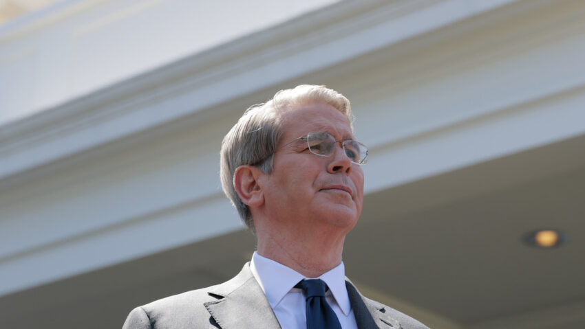 Jefe del Tesoro de EE.UU.: Alinearse con China sería para Europa como "cortarse la garganta"