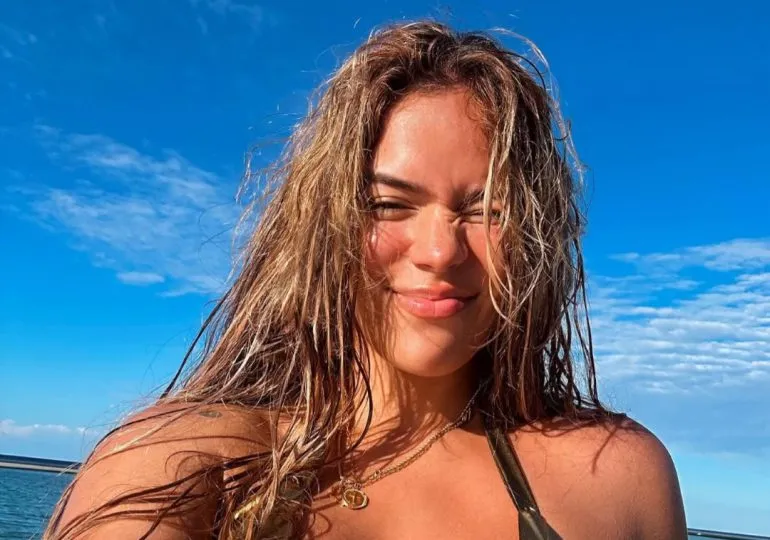 Karol G reaparece en Instagram con fotos en bikini disfrutando la playa