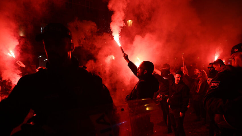 Kremlin: El Occidente hace la vista gorda ante los nazis que desfilan con antorchas en Ucrania.