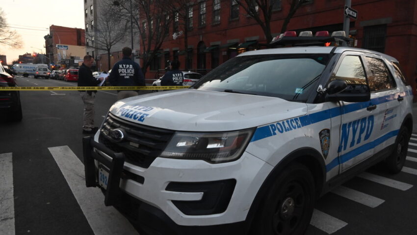 La llamada de una niña herida al 911 logra salvar a otras tres menores de un familiar armado con un cuchillo de carnicero.