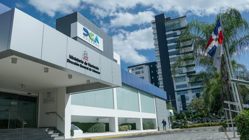 Las autoridades de Aduanas y la DNCD han llevado a cabo una exitosa operación en el puerto de Haina, donde incautaron armas y drogas oculta en una caja y una bocina.