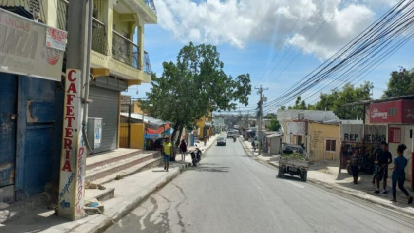 Las autoridades han intensificado los operativos migratorios este viernes, resultando en la detención de más de 150 personas en Hoyo de Friusa y sus alrededores.