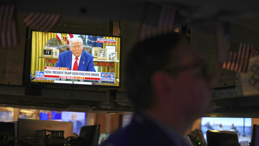 Los demócratas han acusado a Trump de manipulación del mercado después de que recomendara la compra de acciones.