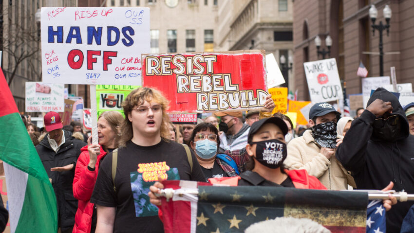 Miles de personas se manifiestan en todo Estados Unidos en contra de Trump.