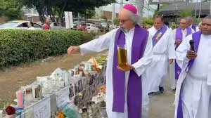 Padre Rogelio oficia misa en la zona cero del Jet Set