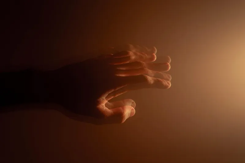 Ritmo de vida acelerado y malos hábitos aumentan riesgo de Parkinson, advierte neurólogo español