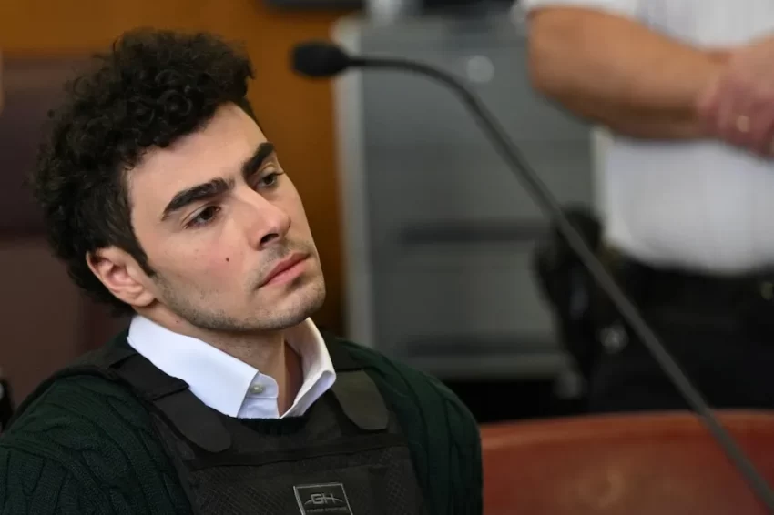 Luigi Mangione, acusado del asesinato del director ejecutivo de UnitedHealthcare, Brian Thompson, se enfrenta a cargos federales que podrían culminar en la pena de muerte.