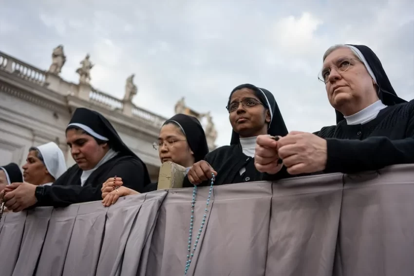 El Vaticano se alista para rendir homenaje al papa Francisco en un funeral masivo, mientras los fieles sienten “preocupación” por el cónclave: “¿Quién será el siguiente? ”