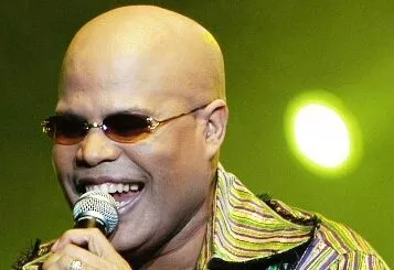 Se confirma el fallecimiento del merenguero Rubby Pérez tras el colapso del techo en la discoteca Jet Set.