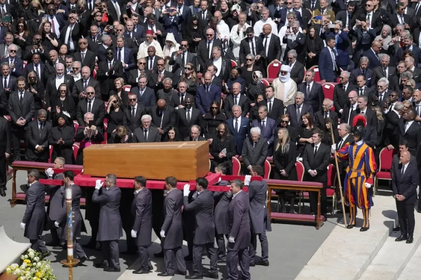 En Roma, el poder se inclinó ante la autoridad: un notable homenaje de los líderes al papa Francisco durante su ceremonia fúnebre multitudinaria.