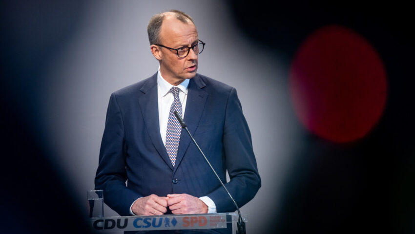 Zajárova advierte que el futuro canciller de Alemania representa una amenaza para el mundo.