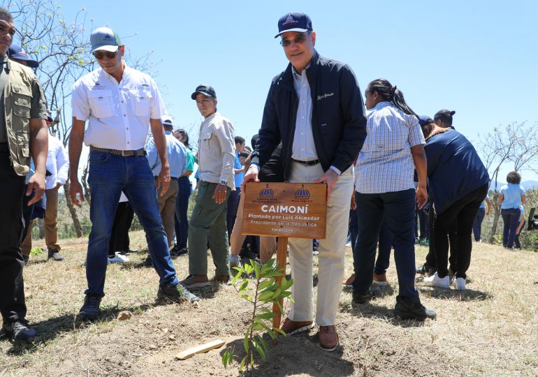 Abinader encabeza siembra de 3,200 plantas endémicas para reordenamiento de cuenca río Yaque del Norte