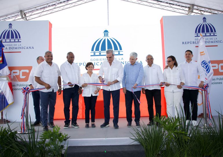 Presidente Abinader inaugura reconstruidas calles en la Zona Universitaria y la primera etapa de la adecuación y rehabilitación del río Baní.