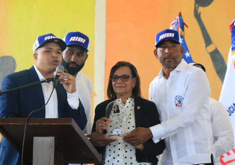 AIBI presenta proyectos a autoridades y entrenadores de Peravia