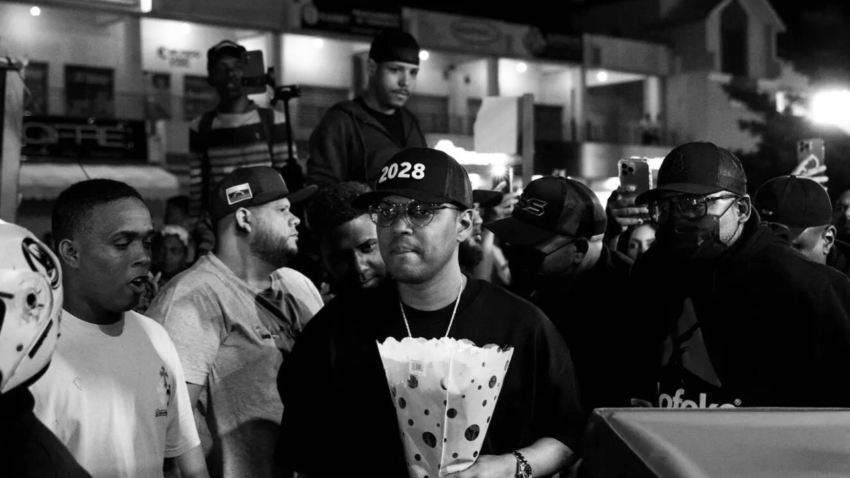 Santiago Matías Alofoke lidera encendido de velas por víctimas del Jet Set; cientos claman por justicia