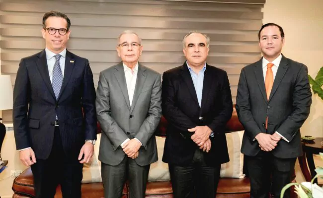 Danilo Medina y Johnny Pujols reciben Comisión del CONEP