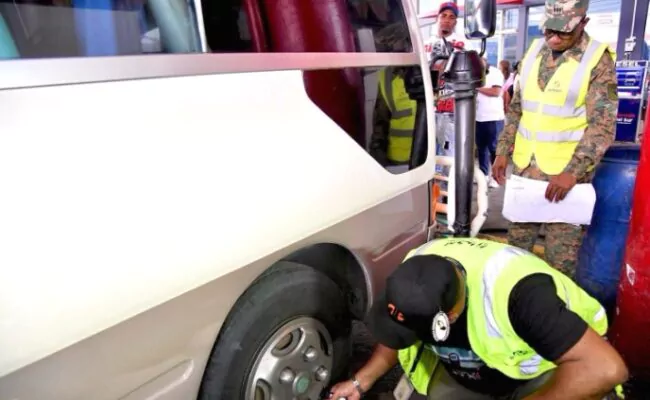 INTRANT realiza inspecciones vehiculares, pruebas de alcoholemia y hipertensión para garantizar seguridad vial durante esta Semana Santa