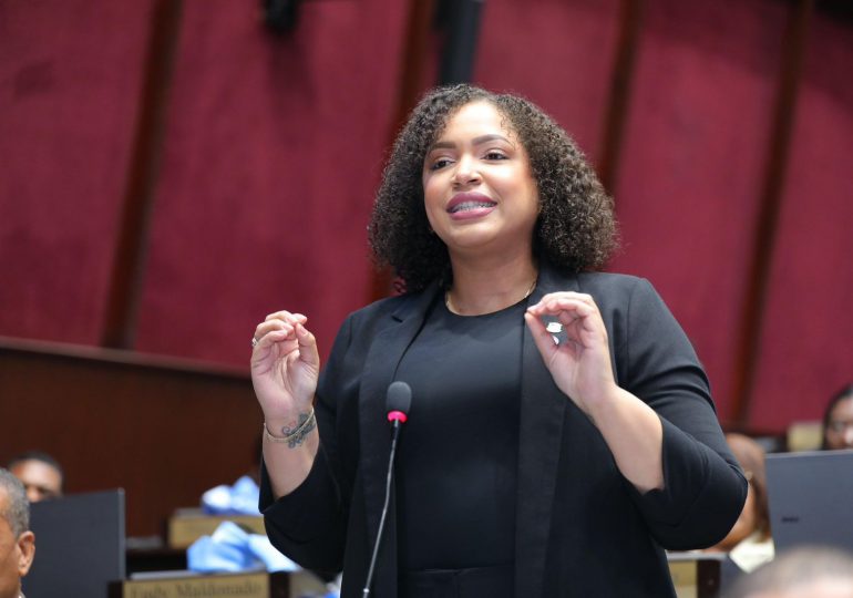 Juliana O'Neal critica aprobación de préstamos millonarios en el Congreso y reclama atención a la salud mental y hospitales