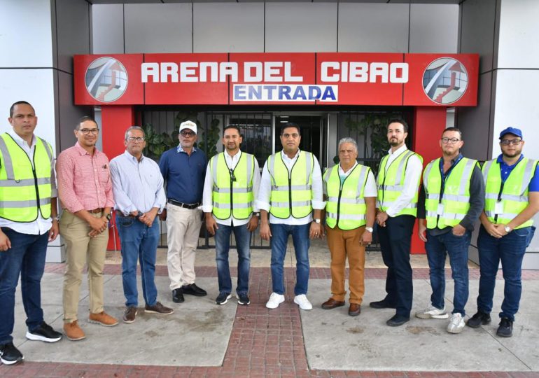 Ministro Kelvin Cruz realiza evaluación del techo de La Gran Arena del Cibao