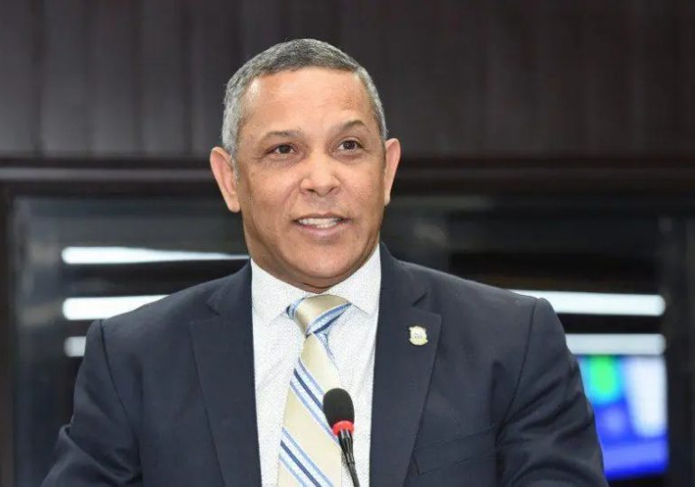 Franklin Romero anuncia su respaldo a Eduardo Sanz Lovatón “porque es el que baja a la base”