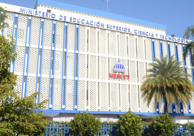 MESCyT abre convocatoria para su Programa de Inglés Avanzado 2025