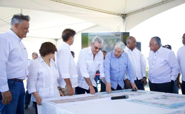Presidente Abinader supervisa avances en la construcción de circunvalación en Baní