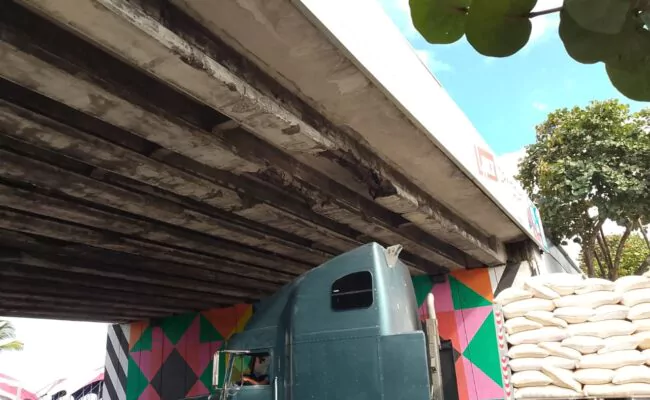 Puente distribuidor en la avenida Núñez de Cáceres en riesgo por falta de matenimiento