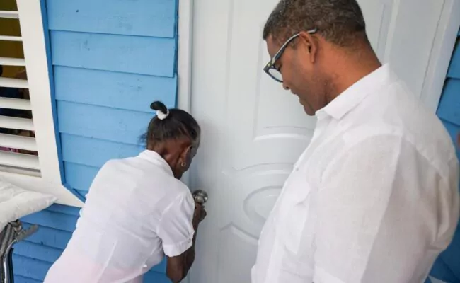 Primero tú! Propeep entrega vivienda remozada a envejeciente que perdió todo en incendio en Los Llanos