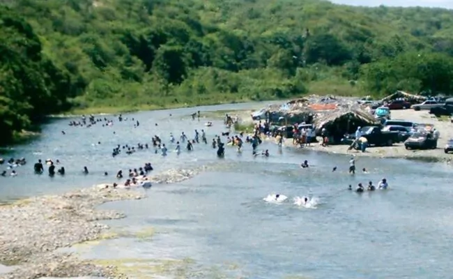 Vendedores en el Rio Nizao, en San Cristóbal, son sacados por la Policía Nacional; balneario está clausurado
