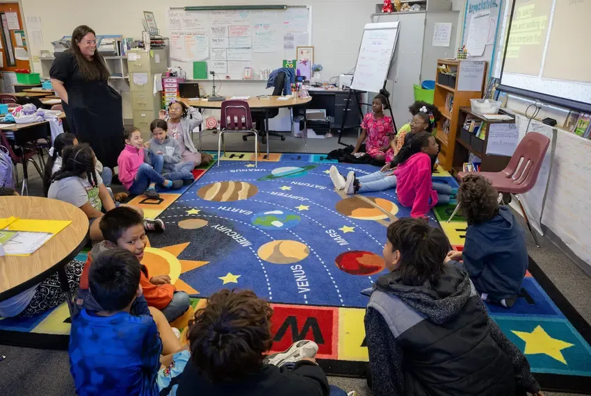 El Senado "llega a un acuerdo" sobre la financiación educativa; el representante del condado de Brazos opina Actualización a las Cuatro: El representante Dyson proporciona novedades sobre la financiación escolar, la prohibición del THC y las compensaciones para las víctimas. BRYAN, Texas (KBTX) - La 89. ª legislatura de Texas concluirá el lunes 2 de junio. Con la fecha límite que se aproxima, aún hay varios proyectos de ley significativos en consideración. El representante del condado de Brazos, Paul Dyson (R-Distrito 14), conversó con KBTX para ofrecer información sobre distintos proyectos de ley en discusión en la Cámara y el Senado. El Proyecto de Ley 2 de la Cámara de Representantes, que fue aprobado por esta, hubiera incrementado la asignación básica para las escuelas públicas en 395 dólares por estudiante. Se ha informado que la versión del Senado contempla solo un aumento de 55 dólares por estudiante, aunque asigna más de 1 mil millones para otros usos en las escuelas. "Soy consciente de que la asignación básica no será la misma que cuando fue aprobada por la Cámara, lo cual es desalentador, pero confío en que se incluirán algunos fondos nuevos y diferentes métodos de financiación en este proyecto", comentó Dyson en una entrevista exclusiva con KBTX. Prosiguió: “Estoy ansioso por conocer los detalles y espero que el proyecto se concrete pronto, ya que eso reflejará el impacto directo en nuestro distrito en cuanto a la financiación”. "Me gustaría hacer una comparación con lo que teníamos cuando se aprobó HB 2 en la Cámara", señaló Dyson. El Senado alcanzó un acuerdo hacia el final del jueves. La oficina del vicegobernador compartió los puntos destacados: 8. 5 mil millones en nuevos recursos, el mayor incremento en la financiación de la educación pública en la historia de Texas 4. 200 millones para aumentos salariales históricos para maestros y personal de planta Iniciativas ampliadas de incentivos salariales y formación docente 1. 3 mil millones en Asignación para Costos Básicos (ABC) para apoyar a los distritos en gastos como seguros, servicios básicos y contribuciones al TRS Casi 2 mil millones para renovar las fórmulas de educación especial y financiar programas de preescolar de jornada completa, intervenciones en aprendizaje temprano y educación profesional y técnica (CTE) 430 millones destinados a mejorar la seguridad escolar El representante Dyson también apoyó el Proyecto de Ley 3 del Senado, que establece la prohibición de productos que contengan THC, lo cual es una de las prioridades del vicegobernador de Texas, Dan Patrick. “Al mirar hacia atrás en el momento en que se aprobó la ley del cáñamo, no era la intención de Texas únicamente legalizar el THC y observar su crecimiento en la industria”, comenzó Dyson. “No me di cuenta de cuán común se había vuelto hasta que me mudé a Austin y estuve presente durante la sesión, y simplemente noté todas las tiendas y todo lo que se estaba vendiendo en la ciudad”. El representante comunicó a KBTX que se sentía satisfecho con la ampliación del programa de cuidado compasivo incluido en la legislación. Hemos incrementado su alcance y aplicabilidad. Así, aquellos que realmente lo requieren por razones médicas todavía cuentan con permisos, y, de hecho, ha habido un leve aumento durante este tiempo, comentó Dyson. El Proyecto de Ley 30 del Senado, que busca restringir la cantidad de compensación por daños que se entrega a una víctima en un juicio civil, fue aprobado recientemente por el Comité de Jurisprudencia Civil y Judicial de la Cámara de Representantes, donde Dyson es miembro. También se eliminarían lo que se conocen como "veredictos nucleares" en Texas. La versión que aprobamos ayer (miércoles 21 de mayo) se enfoca exclusivamente en los aspectos económicos relacionados con los daños. Específicamente, únicamente en los costos médicos involucrados —tanto antiguos como futuros— y profundiza en la admisibilidad de la evidencia. Dyson mencionó que está al tanto de los numerosos mensajes de texto que han recibido los ciudadanos de Brazos Valley sobre la SB30 y añadió: “Ha circulado mucha información errónea sobre lo que establece este proyecto de ley”. Antes de que la Cámara vote sobre esta legislación particular, Dyson comentó que espera que se incluyan más enmiendas. “El objetivo principal, y lo que discutimos en el comité, es garantizar que el demandante todavía pueda recibir compensación, y creo que con la SB30 eso seguirá siendo posible”, concluyó.