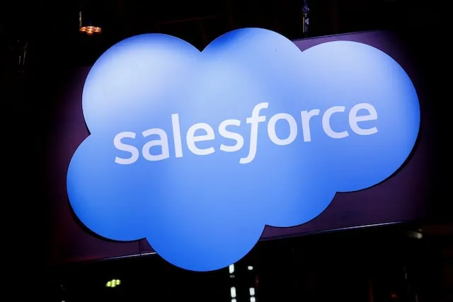 Salesforce realiza una compra de 8. 000 millones de dólares para potenciar la inteligencia artificial y el uso de la nube de datos.