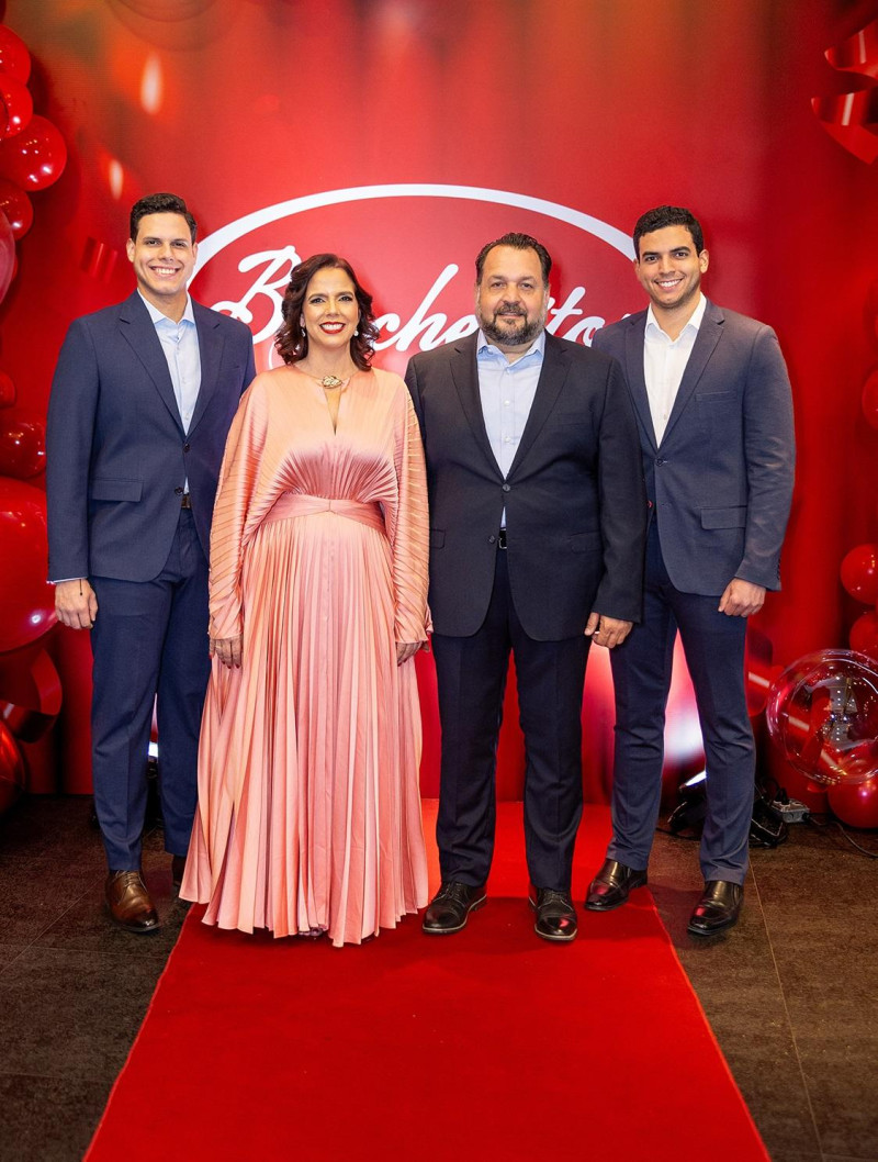 Fundado el 20 de mayo del año 2000, Bonchecitos ha brindado experiencias memorables en entretenimiento familiar de calidad en la República Dominicana. Nuestra historia se escribe con risas, creatividad y la satisfacción de momentos inolvidables en hogares, empresas e instituciones, rememoró la empresaria. Erik Di Carlo y Mary Frances Attias Erik Di Carlo y Mary Frances AttiasCORTESíA DE LOS ANFITRIONES Junior Jorge y Bismarck Morales Junior Jorge y Bismarck MoralesCORTESíA DE LOS ANFITRIONES Según explica desde sus inicios la firma se ha destacado por ofrecer un servicio completo e innovador que incluye animadores, personajes temáticos, juegos inflables, estaciones de comida divertida, decoración y ambientación, además de la planificación integral de eventos familiares y corporativos. “Más que una marca, Bonchecitos se ha convertido en una tradición en esos momentos especiales para muchas familias, ha sido testigo de cumpleaños, celebraciones escolares, fiestas empresariales y actividades comunitarias”, puntualizó Crespo.