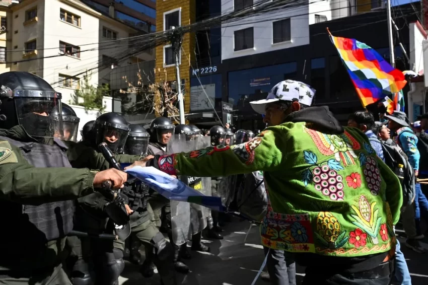 Los seguidores de Evo Morales chocaron con la Policía al intentar llegar al Tribunal Supremo Electoral en La Paz
