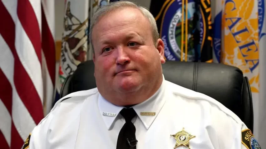 Trump perdona a un exsheriff que fue hallado culpable de soborno.