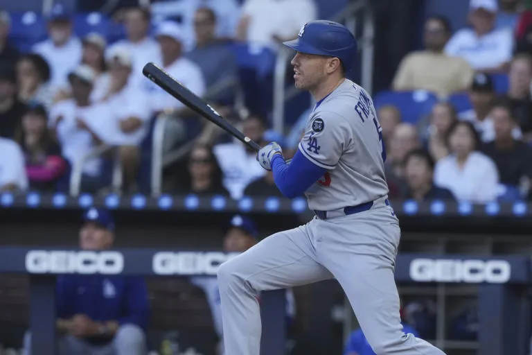 Triunfo de los Dodgers sobre los Marlins por 10-1, destacando un triple de Freeman con las bases llenas