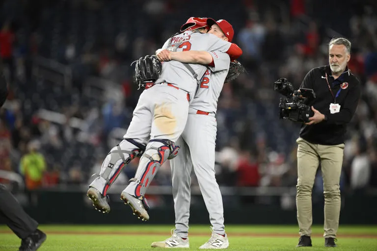 Erick Fedde consigue su primer juego completo sin permitir carreras y los Cardenales vencen 10-0 a los Nacionales