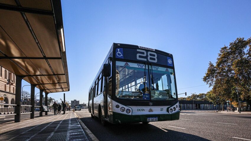 Anuncian en Argentina un paro de buses por reclamo salarial